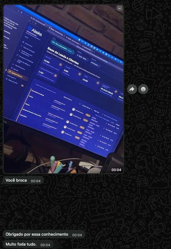 Print do WhatsApp: monitor com a Central de Dados Alaska no ar.